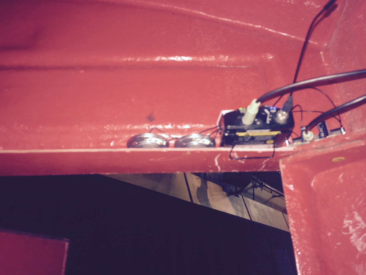 speaker rig in Phonoe box from below